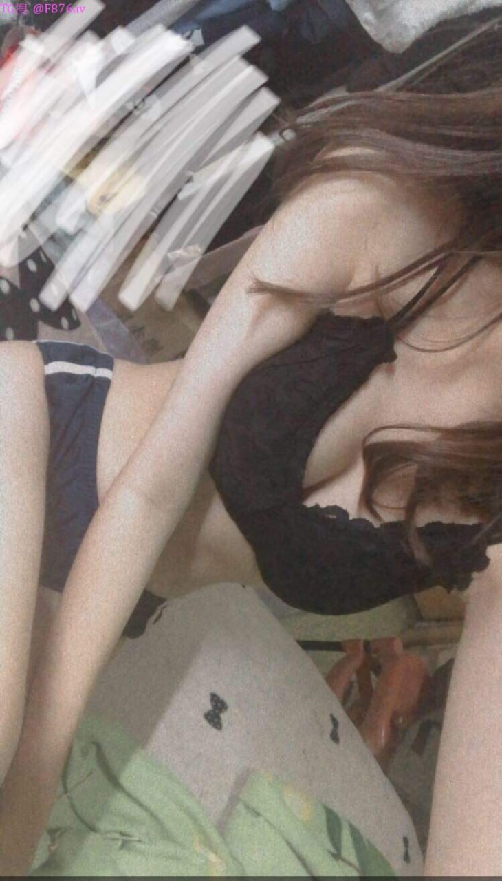 Bướm ở nhà một mình bị chú nhà bên qua chơi chuốc thuốc mê