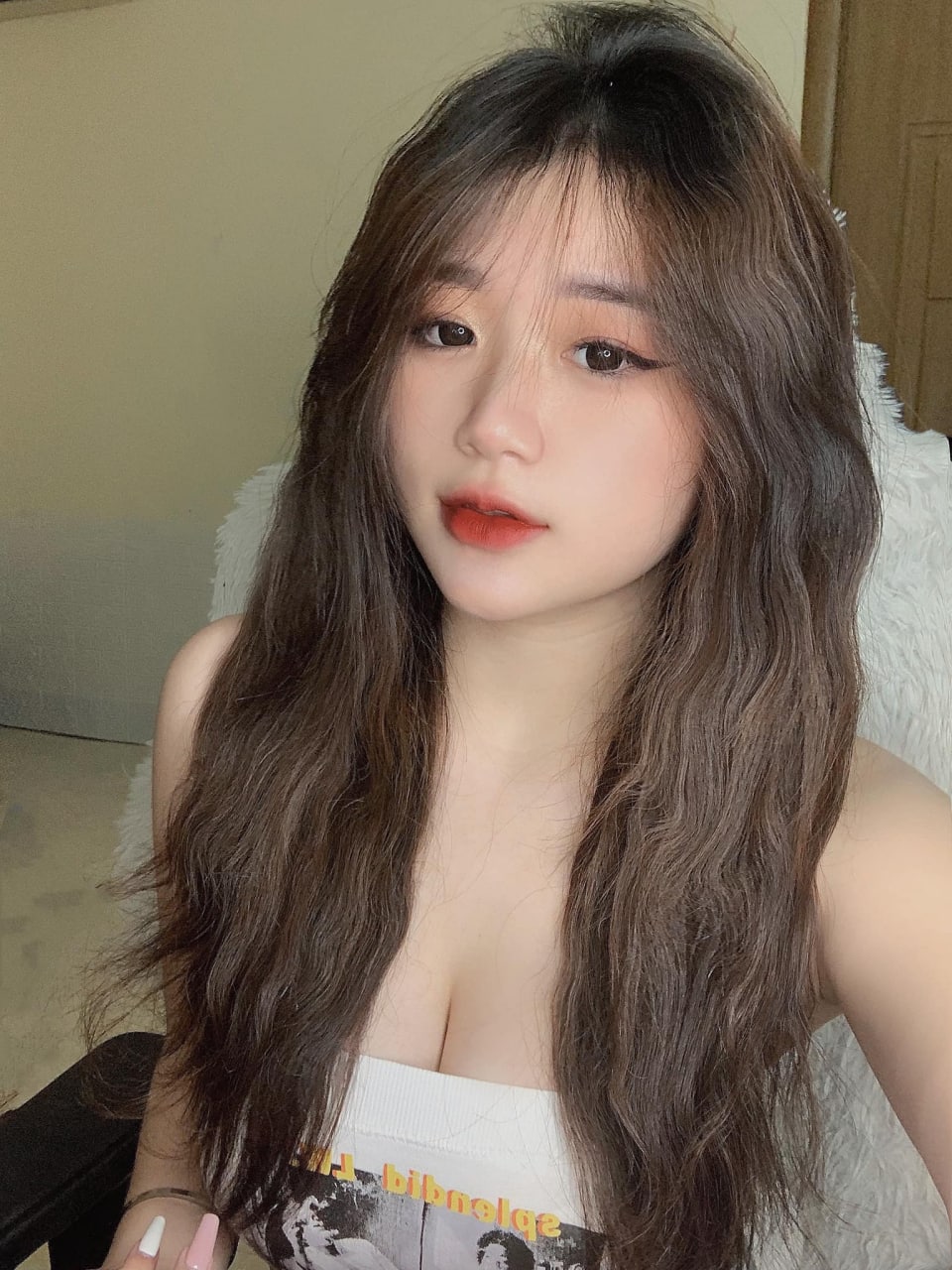 Một cô gái bú cu giỏi xứng đáng được ấn xuống và xuất tinh